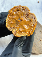 Cookie artisanal Spéculicious ouvert pour montrer son cœur fondant — YS COOKIE, Lomme, Lille